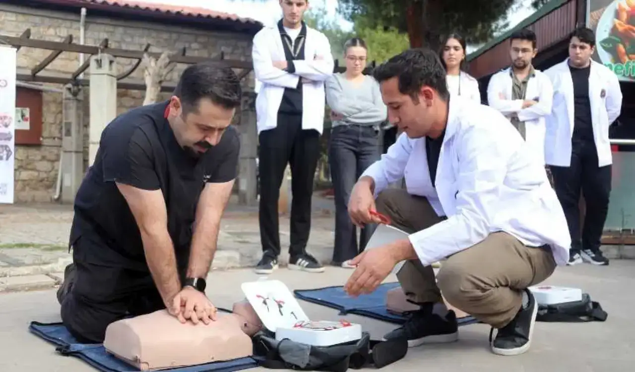 Akdeniz Üniversitesi’nde Öğrencilere 10 Dakikada Hayat Kurtaran Eğitim! 1